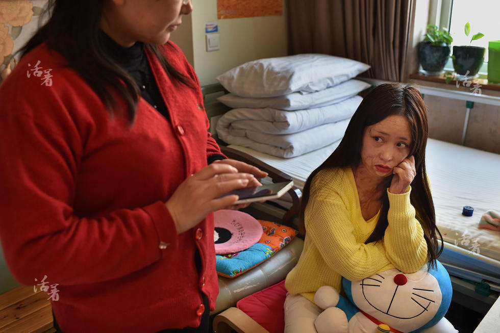 【活着】毁容少女周岩的四年半