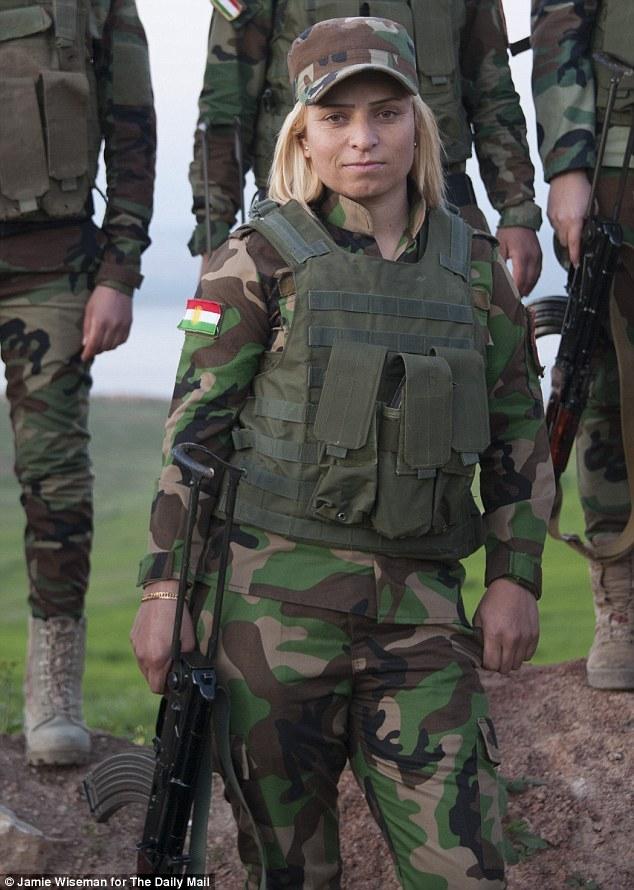化好妆再打仗 库尔德女兵希望漂亮地离开_ 豫