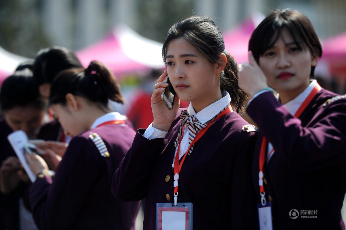 济南艺术院校毕业双选会  萌妹子穿制服黑丝应聘