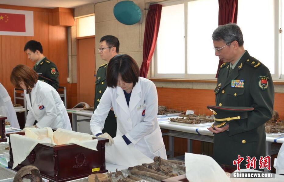 在韩志愿军烈士遗骸装殓仪式