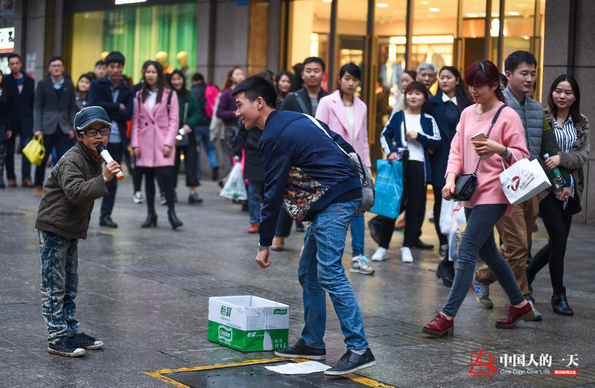 9岁男孩卖唱撑起一个家(组图)