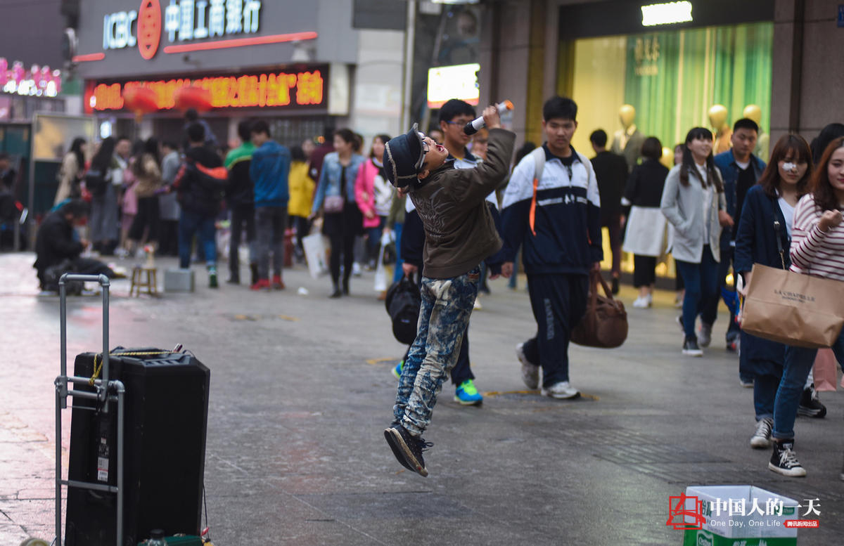 9岁男孩卖唱撑起一个家(组图)