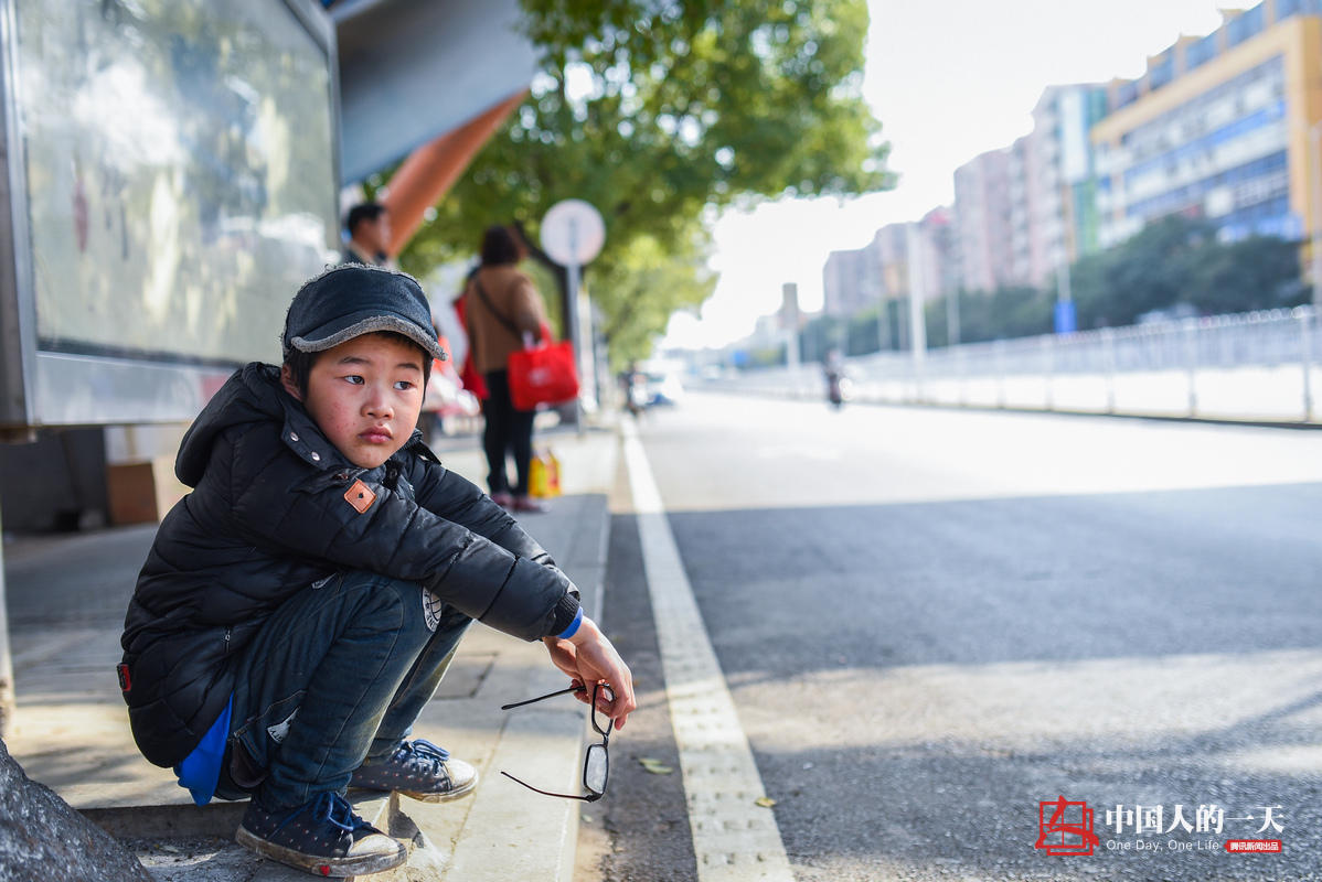 9岁男孩卖唱撑起一个家(组图)