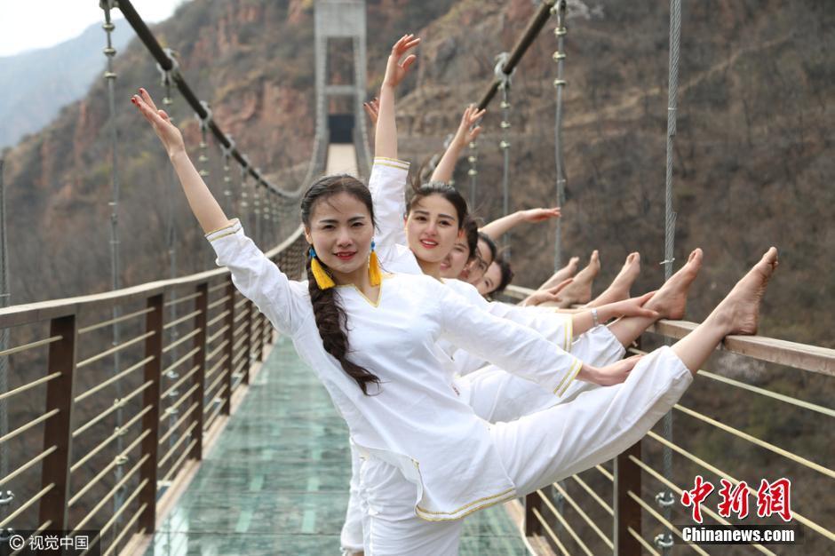 高清：中外美女挑战百米高空 玻璃桥上练瑜伽