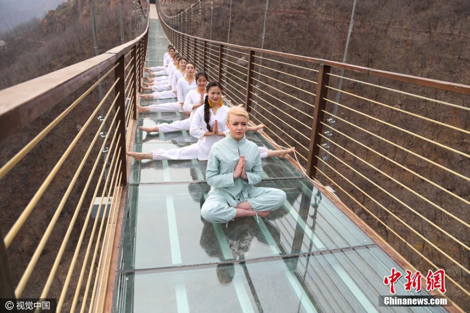 高清：中外美女挑战百米高空 玻璃桥上练瑜伽