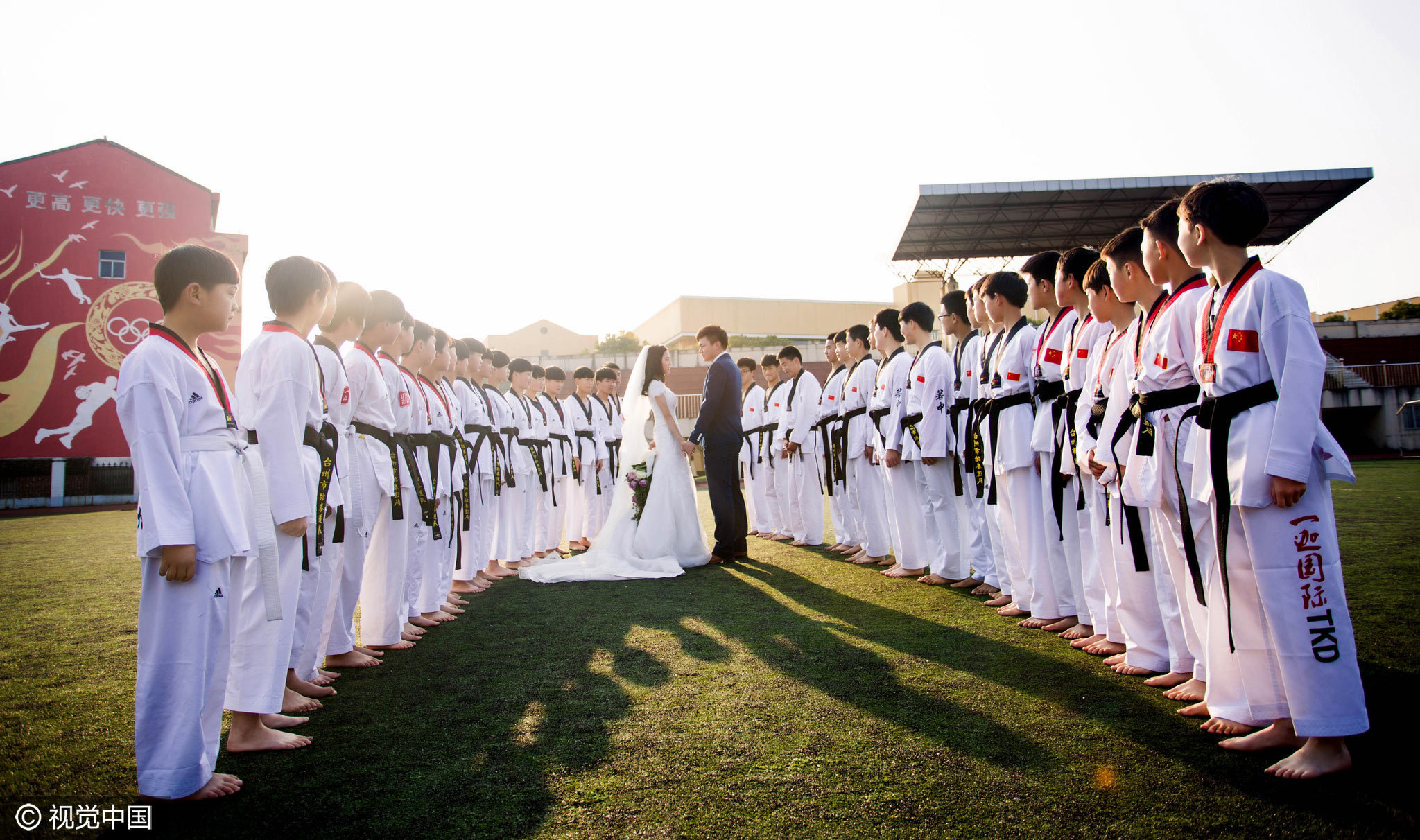 跆拳道教练夫妇拍婚纱照 学员簇拥显真情