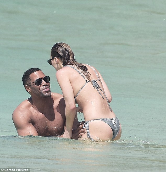前橄榄球球星携女友海滩度假 情到浓时水中缠绵