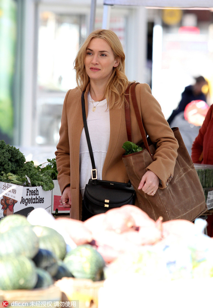 组图：凯特·温丝莱特变家庭主妇 逛市场买蔬菜