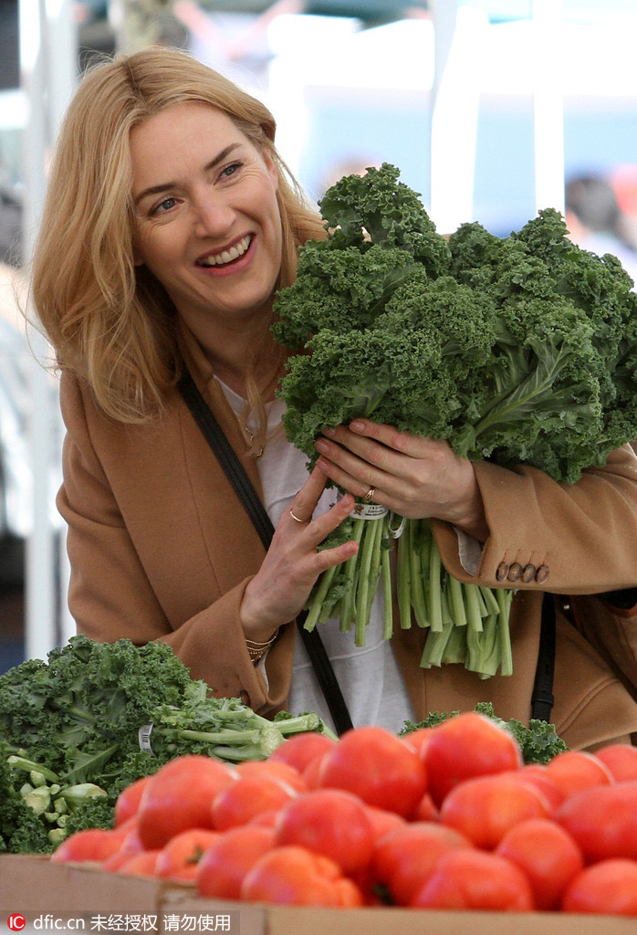 组图：凯特·温丝莱特变家庭主妇 逛市场买蔬菜