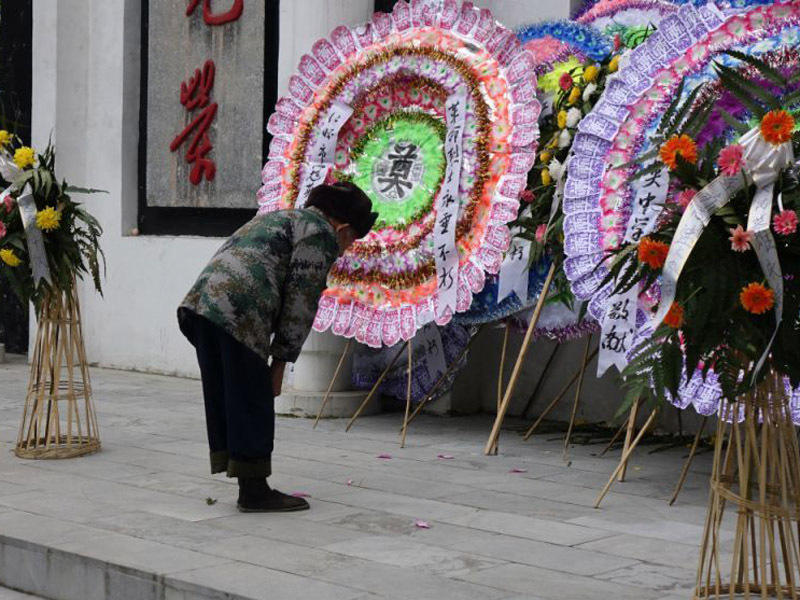 图为老兵刘福昌在鲁班烈士陵园守陵.