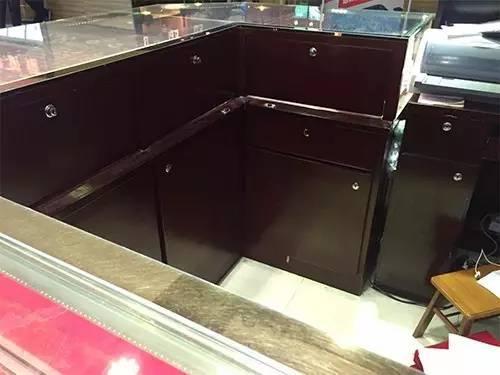 24岁美女竟是黄金大盗 曾将赃物藏警车车底(组图)