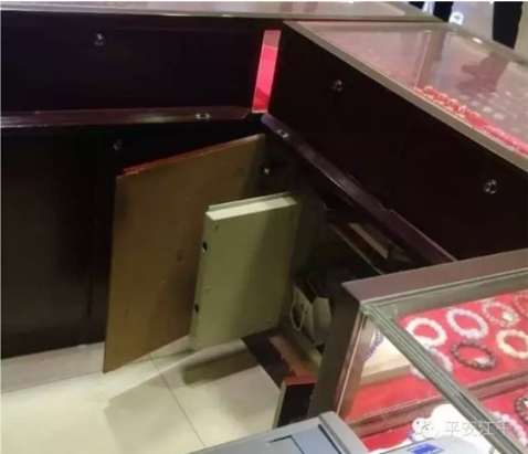 24岁美女竟是黄金大盗 曾将赃物藏警车车底(组图)