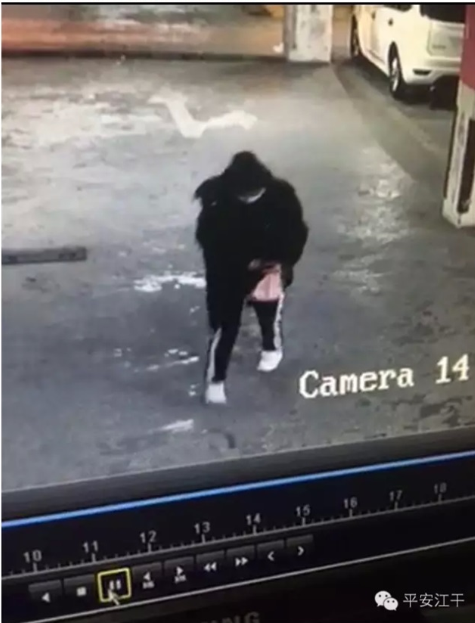 24岁美女竟是黄金大盗 曾将赃物藏警车车底(组图)