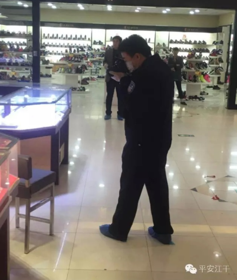 24岁美女竟是黄金大盗 曾将赃物藏警车车底(组图)