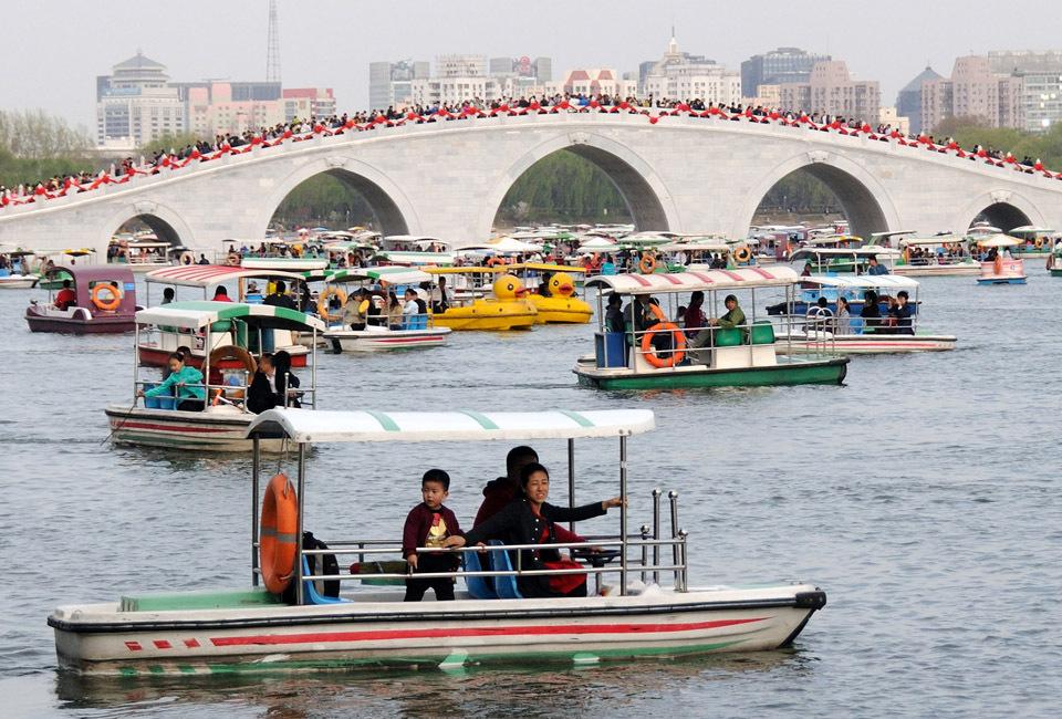 北京赏花客流&quot;爆棚&quot; 玉渊潭不看花海看人海(组图)