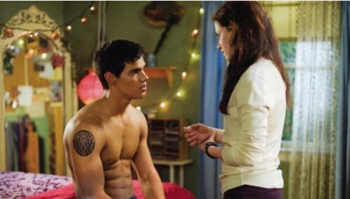 记得《暮光之城》的小狼人吗 他被岁月捅了一刀