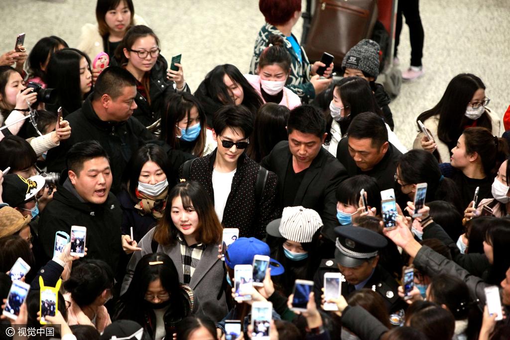 组图:杨洋被大批粉丝围堵 多名保安维持秩序