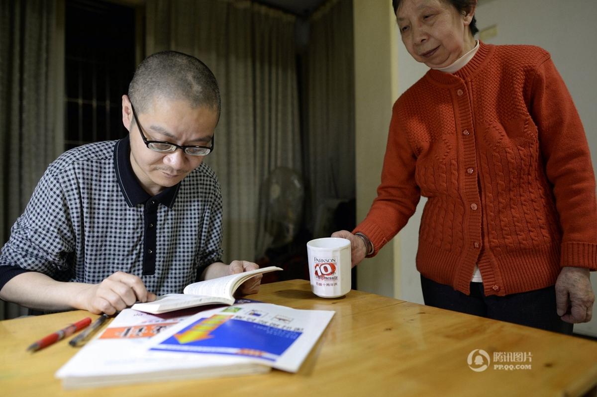 44岁父亲为鼓励儿子28年后再次报名高考 - 新