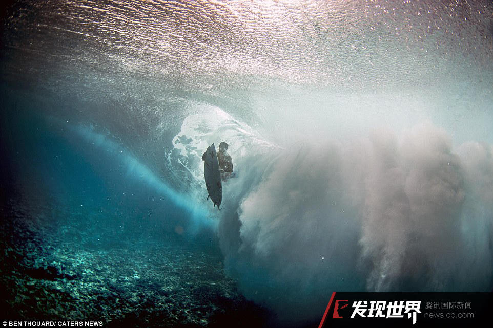 摄影师水下抓拍冒险者冲浪瞬间 美到窒息(组图)