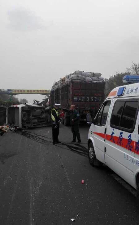 小男孩目睹全家遇车祸 交警抱起安慰(高清组图)