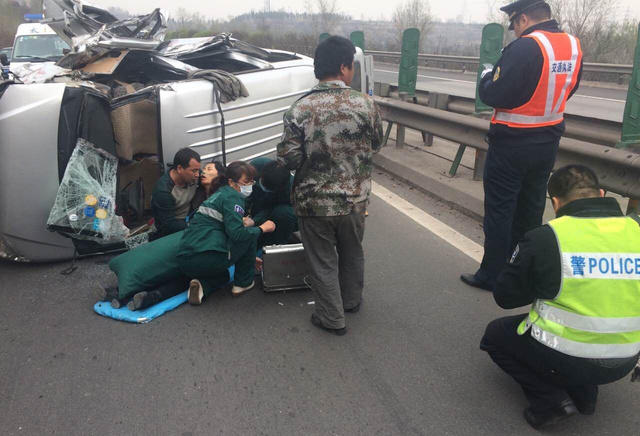 小男孩目睹全家遇车祸 交警抱起安慰(高清组图)
