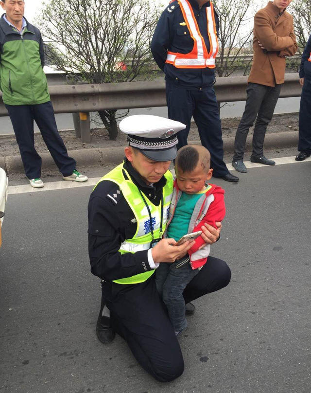 小男孩目睹全家遇车祸 交警抱起安慰(高清组图)