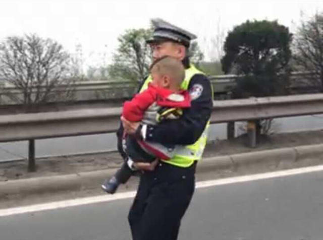 小男孩目睹全家遇车祸 交警抱起安慰(高清组图)