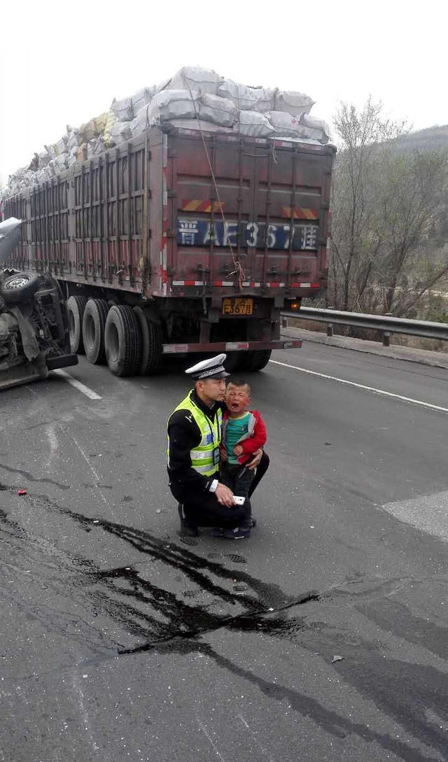 小男孩目睹全家遇车祸 交警抱起安慰(高清组图)