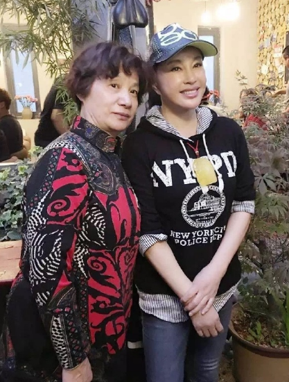 组图:赵薇女儿近照曝光 大眼尖脸超级美