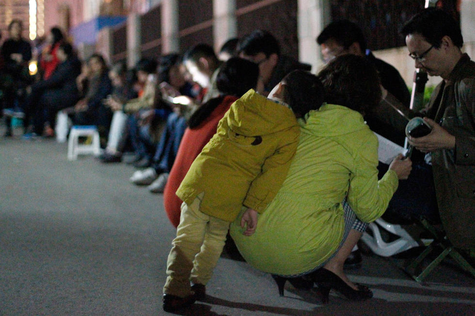 济南家长彻夜排队 为孩子抢幼儿园名额(高清组图)