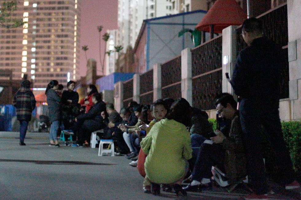 济南家长彻夜排队 为孩子抢幼儿园名额(高清组图)