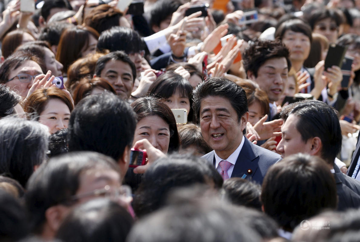 安倍参加赏樱大会 与日本美少女偶像组合合影(图)
