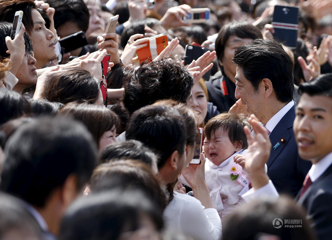 安倍参加赏樱大会 与日本美少女偶像组合合影(图)