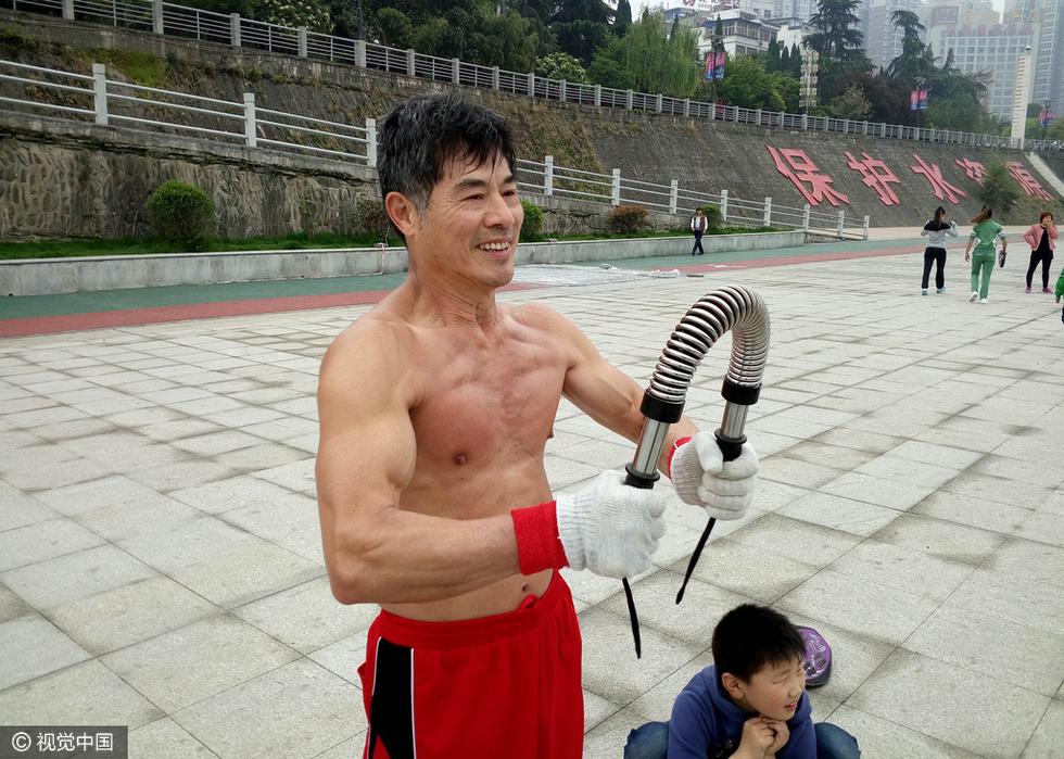 安康63岁"健身哥"秀"魔鬼肌肉"_大秦_腾讯网