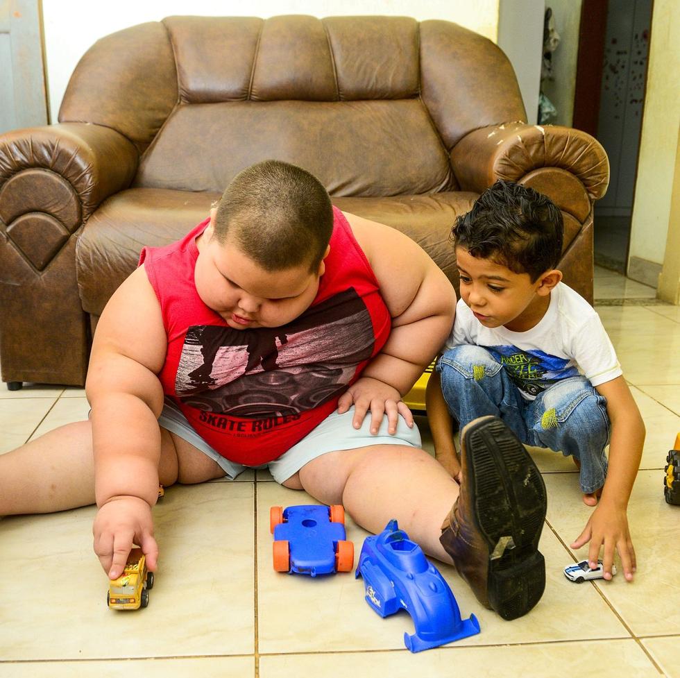 英国5岁男孩体重近160斤 随时会在梦中死去(组图)