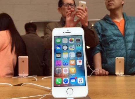 iPhone SE开售十天在美国遇冷 在上海“一机难求”_大申网_腾讯网