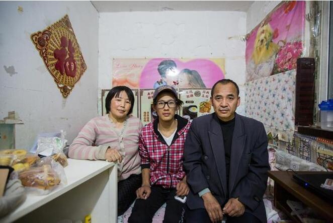 窥视北京“鼠族”的地下蜗居生活 (高清组图)