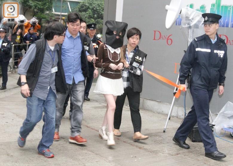 香港水泥藏尸案:女嫌犯穿短裙高跟鞋指认现场