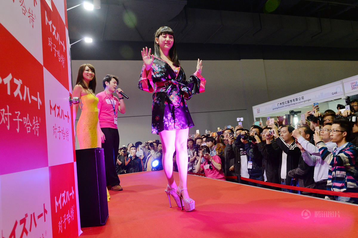 上海成人用品展日本女优助兴 有人体验充气娃娃