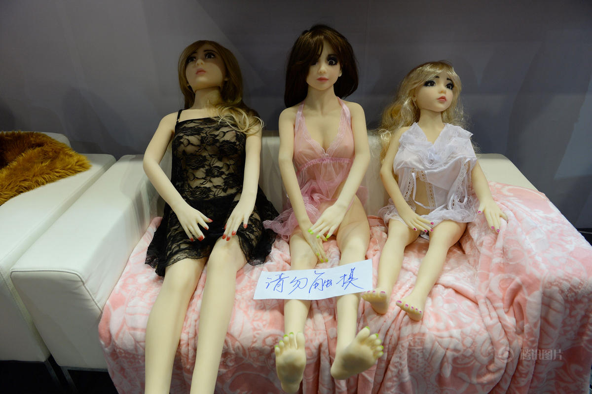 上海成人用品展日本女优助兴 有人体验充气娃娃