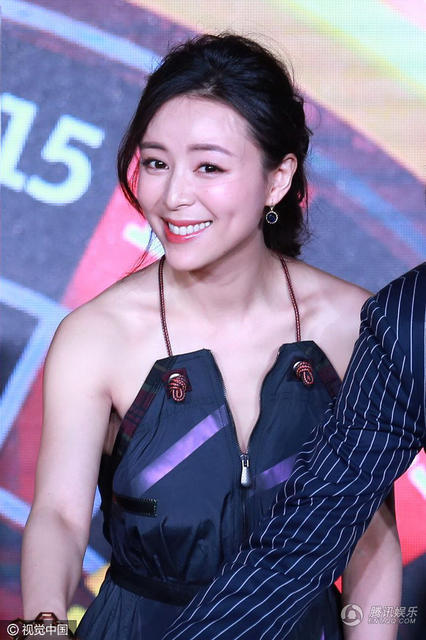 张静初俯身露尴尬 开怀大笑成行走的表情包
