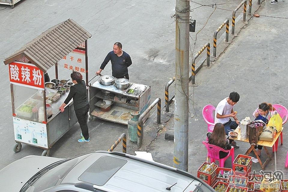 夫妇俩坚守女儿失踪路口十多年 住窝棚摆地摊(图)