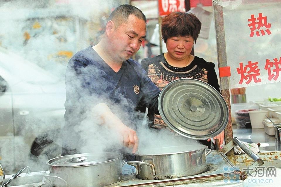 夫妇俩坚守女儿失踪路口十多年 住窝棚摆地摊(图)