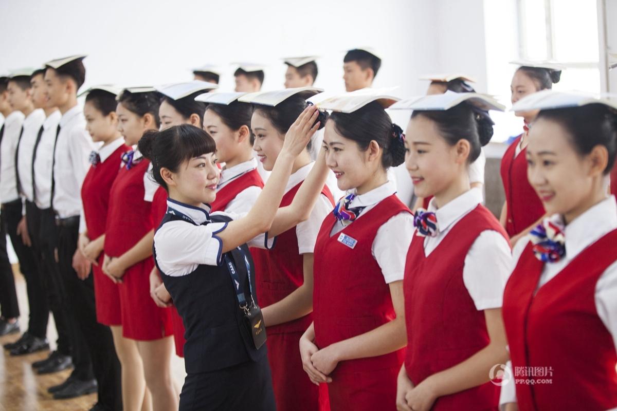 00后为圆空乘梦接受魔鬼训练