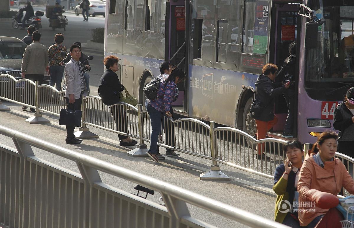 离桩本来是限制汽车在路边乱停乱放的,不曾想却拦住了公交车,无高清图片