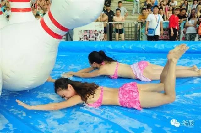 恶搞人体保龄球视频,恶搞人体保龄球视频