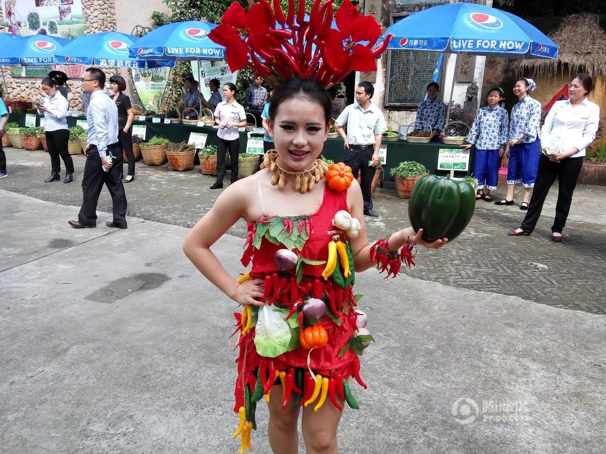 深圳美女穿上&quot;野菜装&quot; 上街巡游引围观(高清组图)