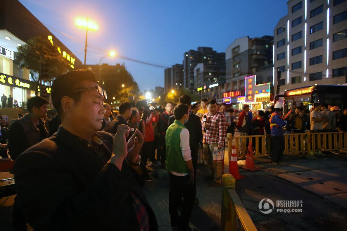 协警千钧一发之际挺身拦车 身后地面瞬间塌陷(图)