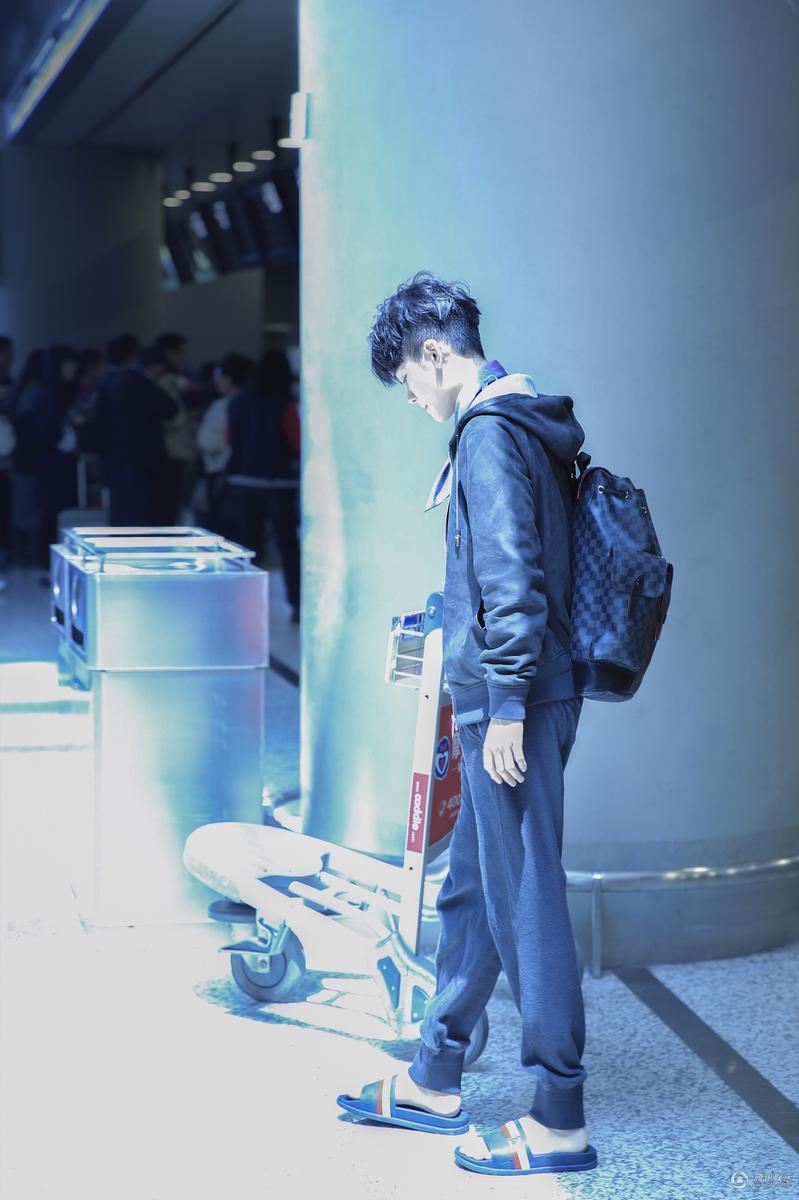 组图:曾舜晞机场私服造型曝光 休闲中不乏酷范