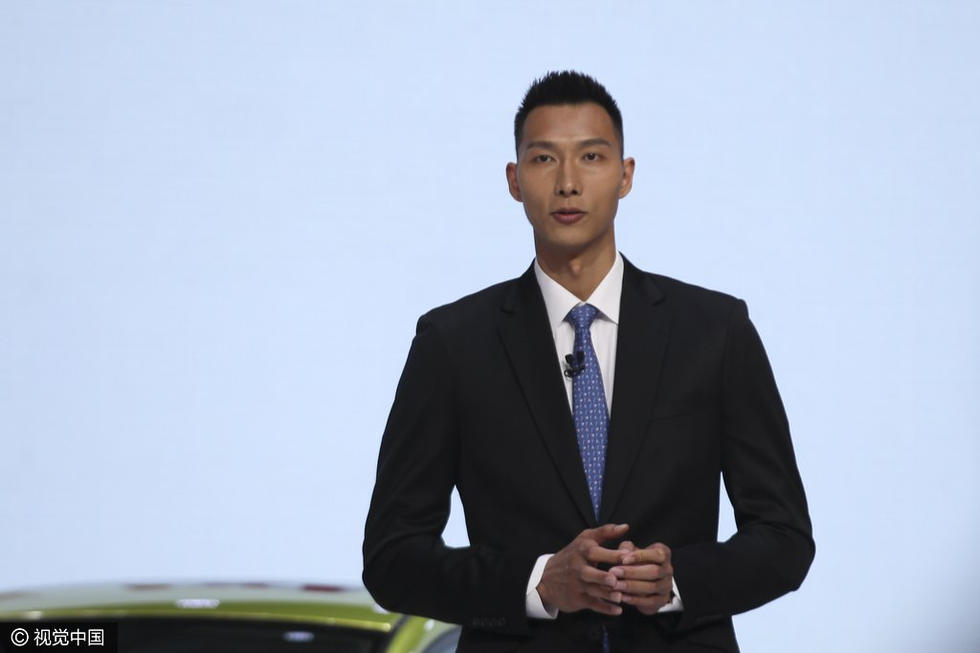 高清:易建联现身北京车展 罕见正装英气逼人 - 中国日报网